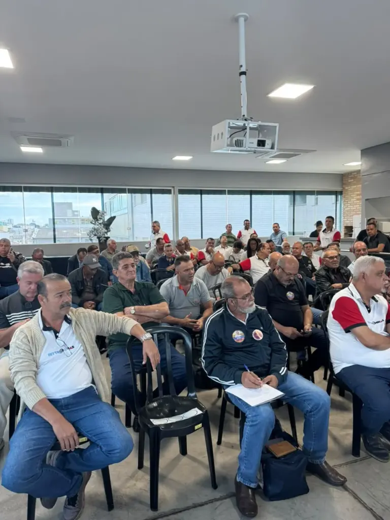 Foto da assembleia da FETTROMINAS para SINTTRODIV